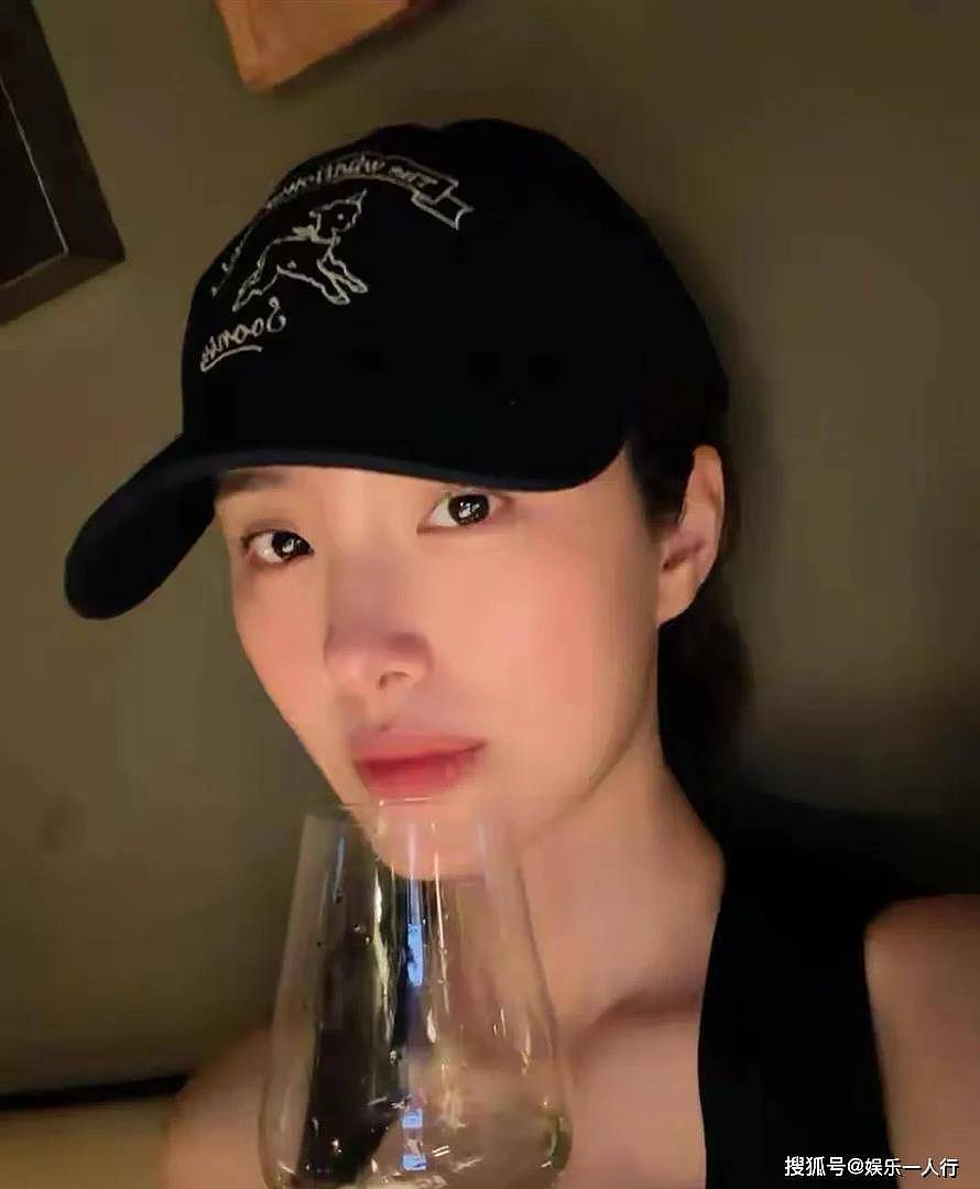 杨采钰少见秀恩爱,晒与富三代丈夫约会自拍,夫妻俩颜值相当养眼 - 6