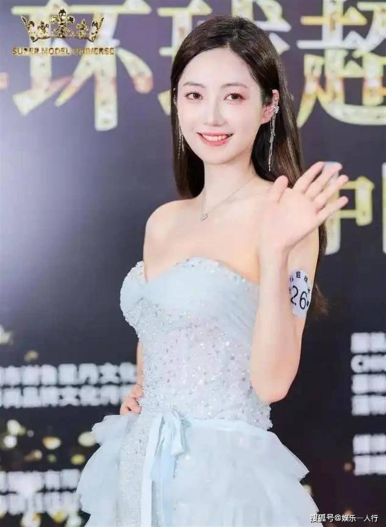 不用凹造型就赢了:魏菁的骨相和176cm的衣架子底盘,才是时尚圈抢着拍的真相 - 5