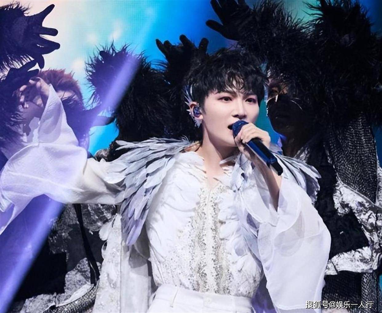 周深2026再陷“不男不女”争议？武汉场3.8万人合唱，李晨当年那句话终于应验了 - 12