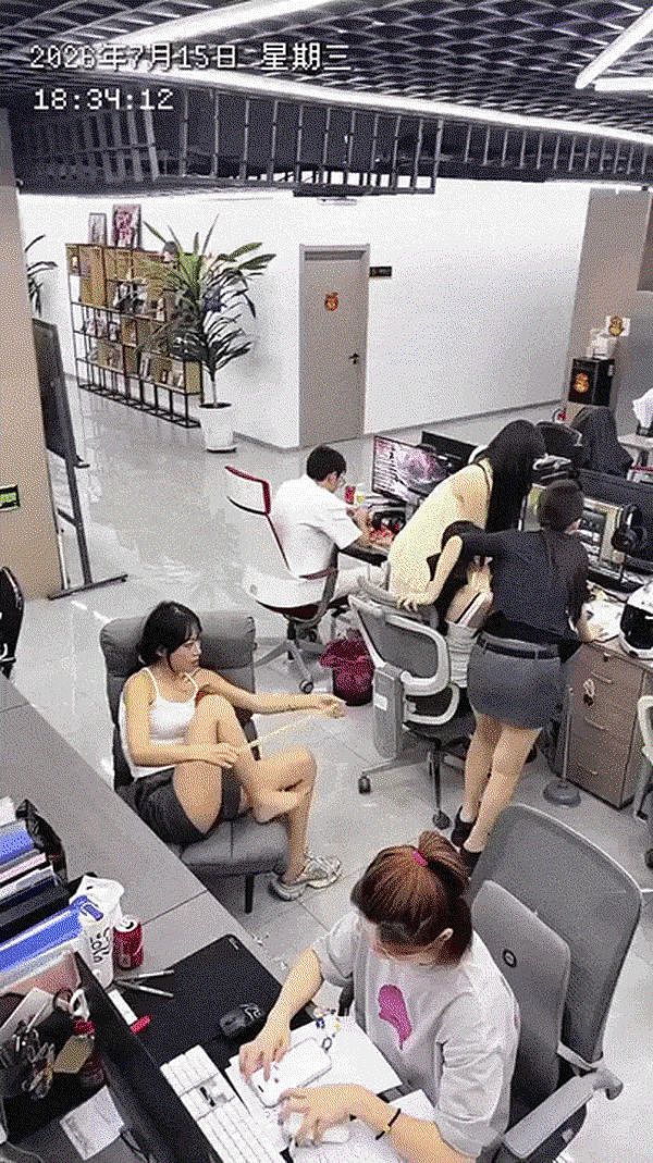轮胎厂家找了两个女生直播带货，卖轮胎现场评论区全是备胎哈哈 - 6