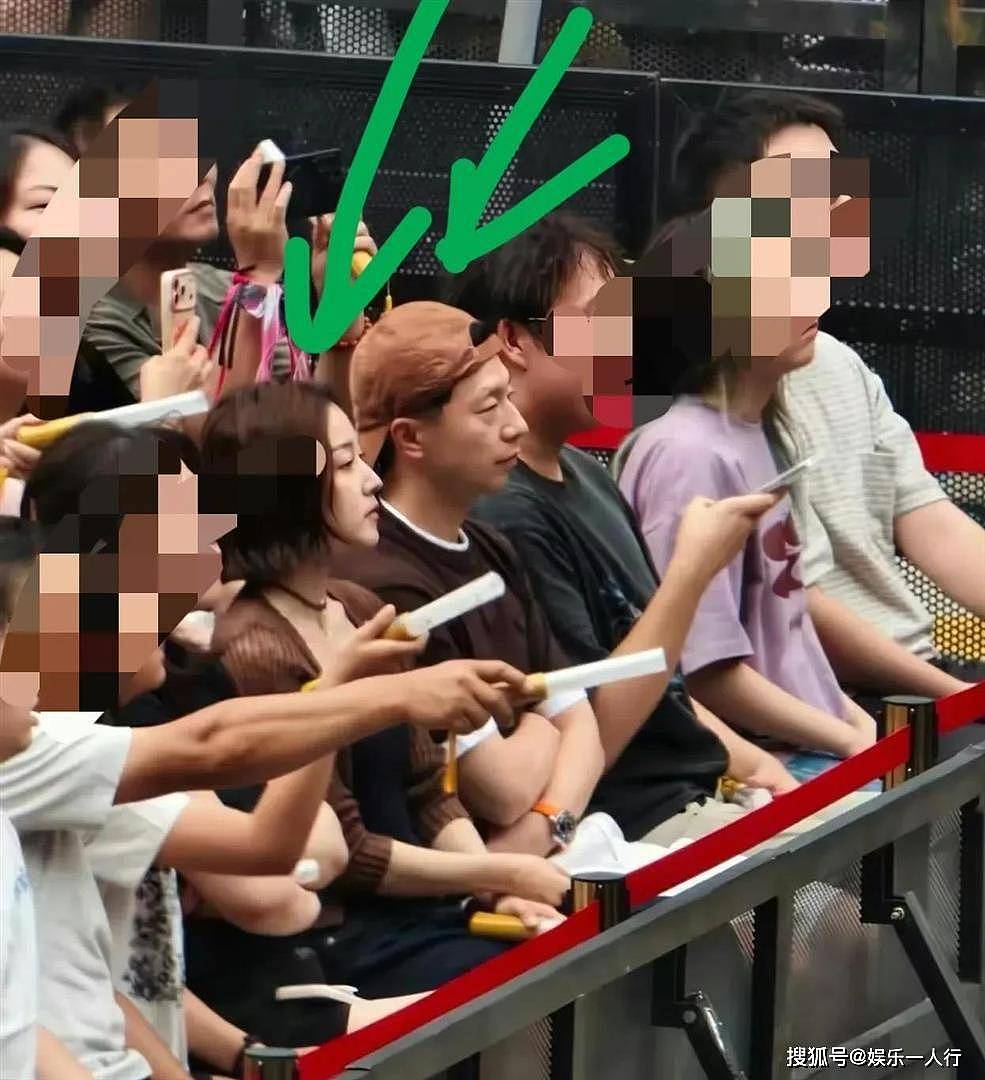 马龙夏露着情侣装观演唱会,被唤宝贝满脸羞涩,变身歌迷全程跟唱 - 6