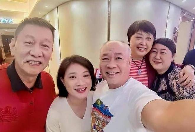 63岁李宁近况：一年赚取30亿，64岁妻子优雅，儿女齐全生活幸福 - 6