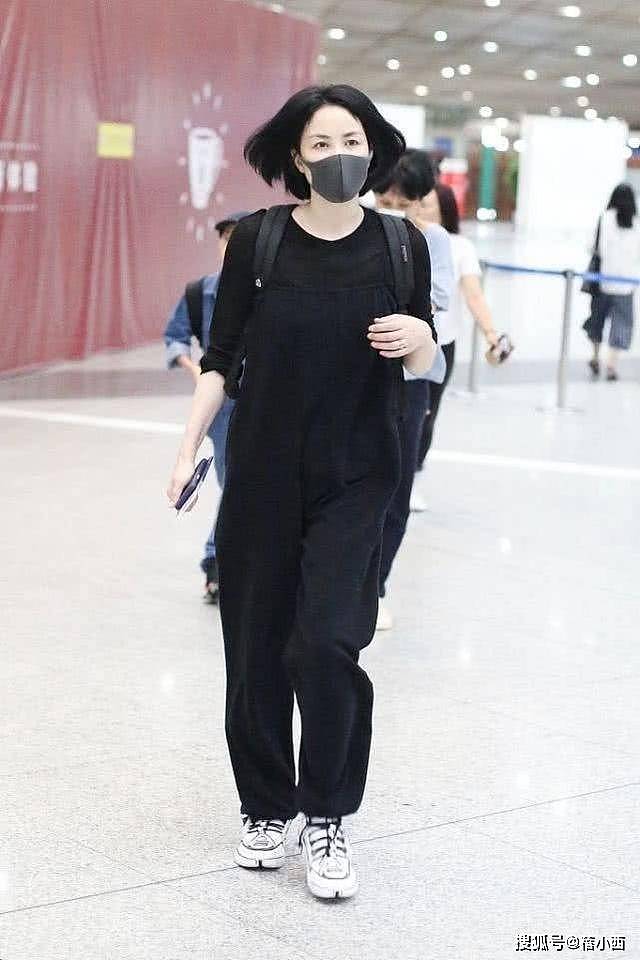 王菲带火了“松弛感”穿搭：碎花裙+平底凉鞋，完全没有大妈味！ - 10