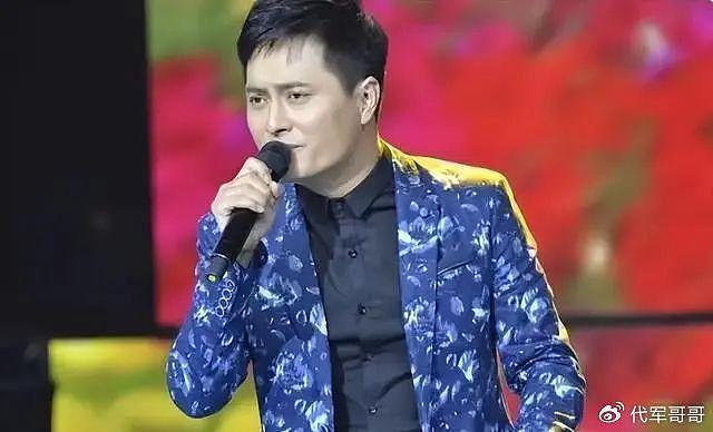 草根歌手云飞:星光大道走红后,再婚娶小10岁美女,如今怎样了? - 5