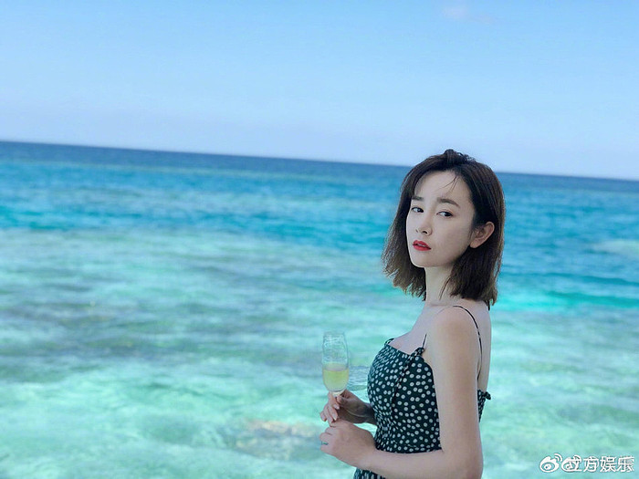 张檬穿黄色比基尼躺在海边甲板上，墨镜遮面手里握着酒杯，翘起大长腿 - 6