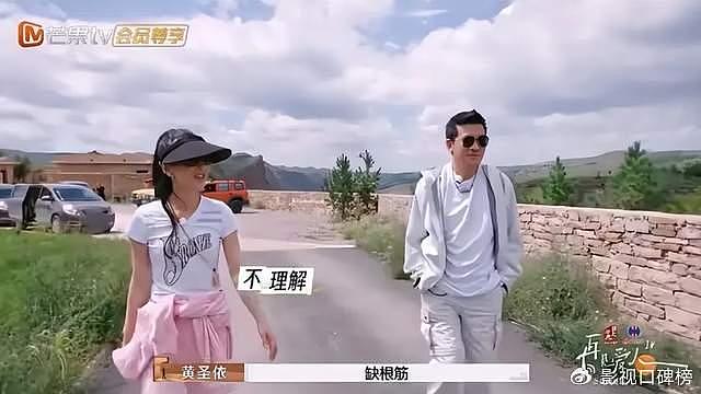 黄圣依选择离婚，很多网友支持，她开心的在杨子豪宅内写对联 - 12