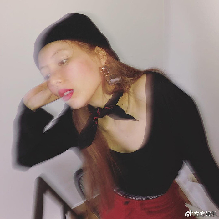 泫雅“零眼妆”近照 敞衣秀事业线风格迷幻 - 2