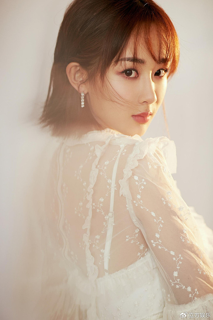 杨紫纯白蕾丝透视长裙仙女范儿足 腰肢纤细清瘦不少 - 1