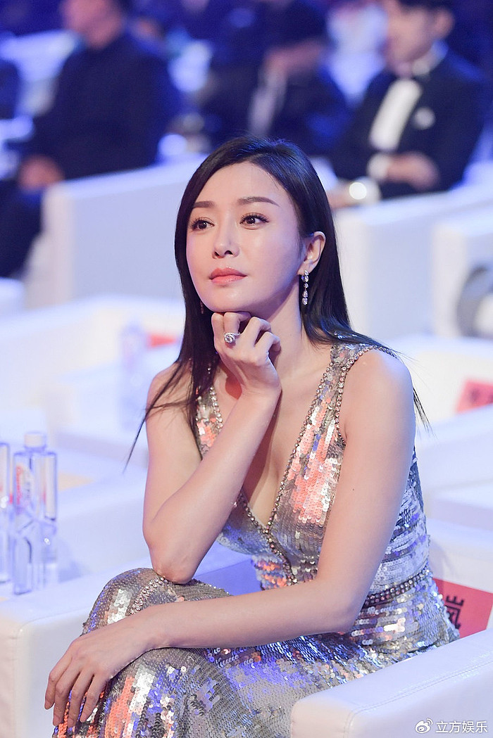秦岚一身银色亮片深V长裙，仿佛“人鱼小姐” - 3