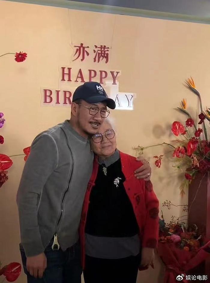 胡军夫妇带儿子为母亲庆祝85岁大寿，一家人幸福和谐，女儿没现身 - 5