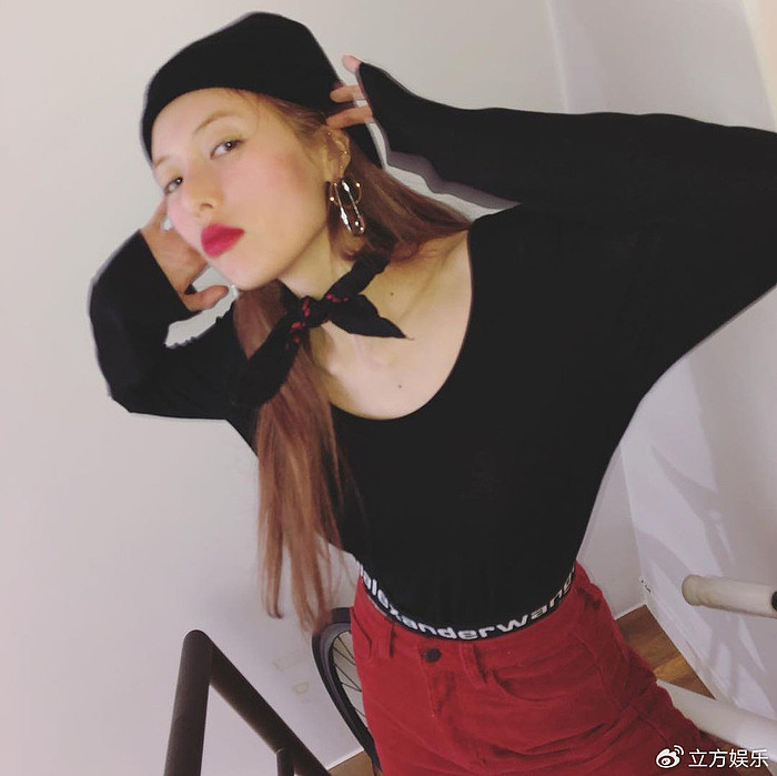 泫雅“零眼妆”近照 敞衣秀事业线风格迷幻 - 1