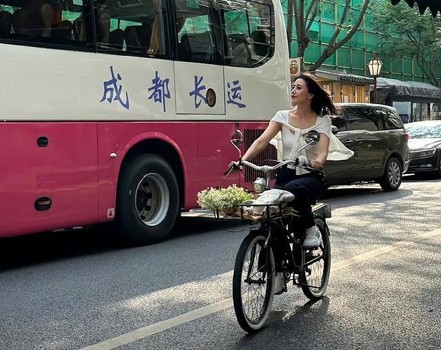 45岁高圆圆在成都骑自行车：状态像刚毕业的少女，赵又廷太有福气 - 2