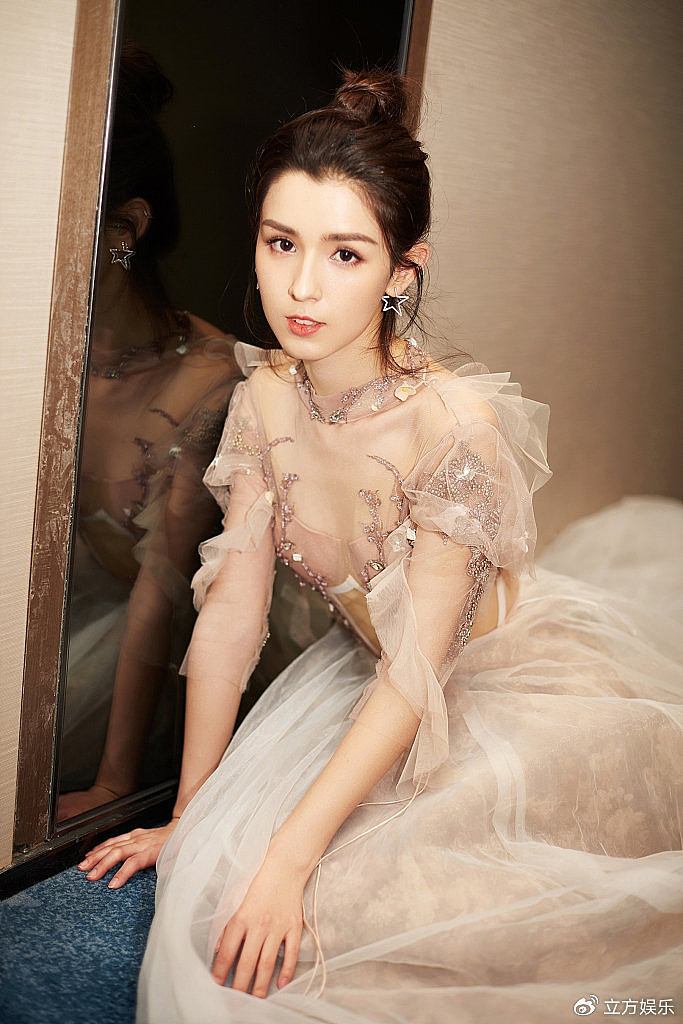 哈妮克孜穿纱裙梦幻似仙子 优雅温婉飘逸浪漫让人心动 - 1