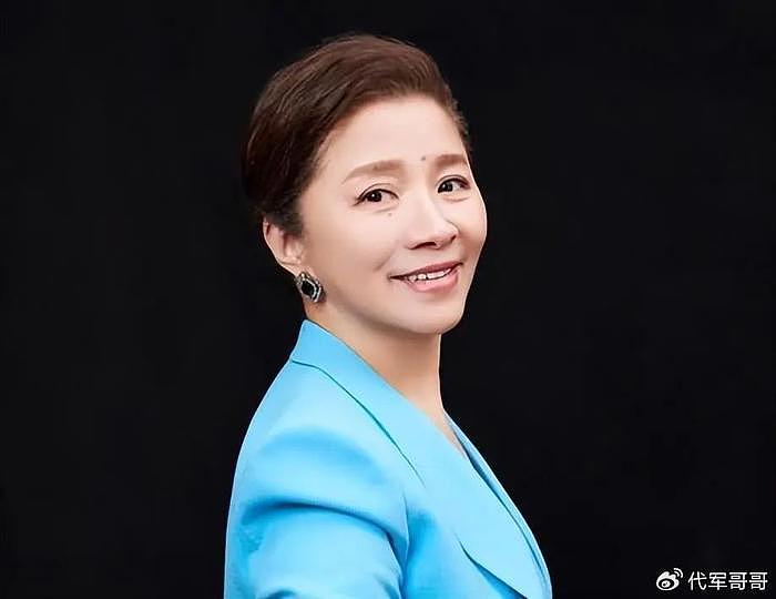 原来他们是夫妻，因戏生情恩爱40年，演完《小巷人家》终于红了 - 1