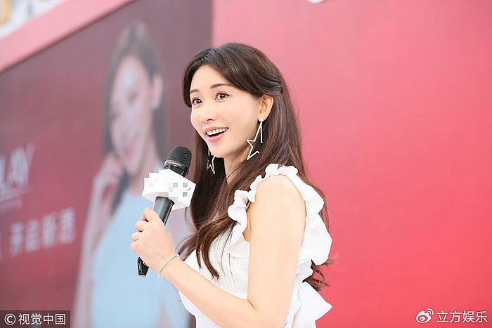 林志玲白裙现身仙气足 长发披肩妆容精致与观众热情互动 - 4