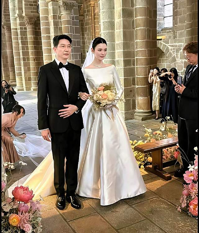 奚梦瑶父亲凭仪态火出圈：178超模被衬成小鸟依人？她爸啥来头 - 1
