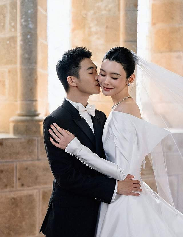 揭秘奚梦瑶婚礼婚纱：欧洲师傅600小时手搓，营造毫不费力的优雅 - 3