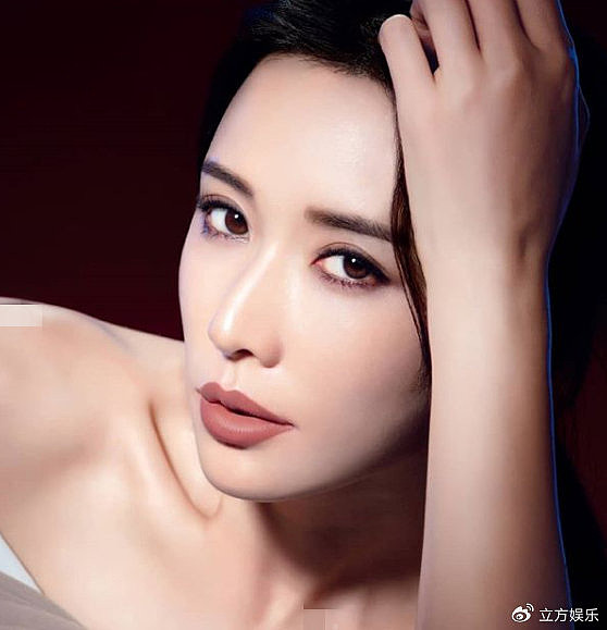 林志玲晒美照气场全开性感美艳 红唇妩媚尽显女神风范 - 2