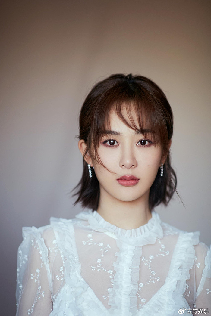 杨紫纯白蕾丝透视长裙仙女范儿足 腰肢纤细清瘦不少 - 3