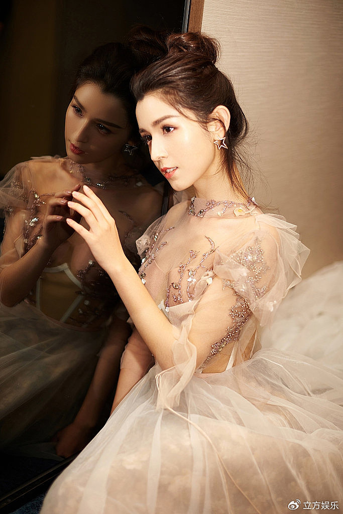 哈妮克孜穿纱裙梦幻似仙子 优雅温婉飘逸浪漫让人心动 - 2