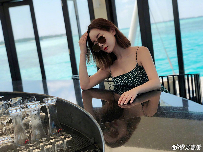 张檬穿黄色比基尼躺在海边甲板上，墨镜遮面手里握着酒杯，翘起大长腿 - 3