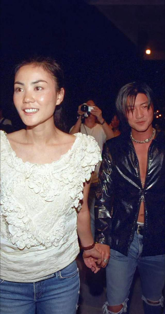 王菲陪谢霆锋赴西安演唱会！复合十余年罕见同框，夫唱妇随太甜了 - 4