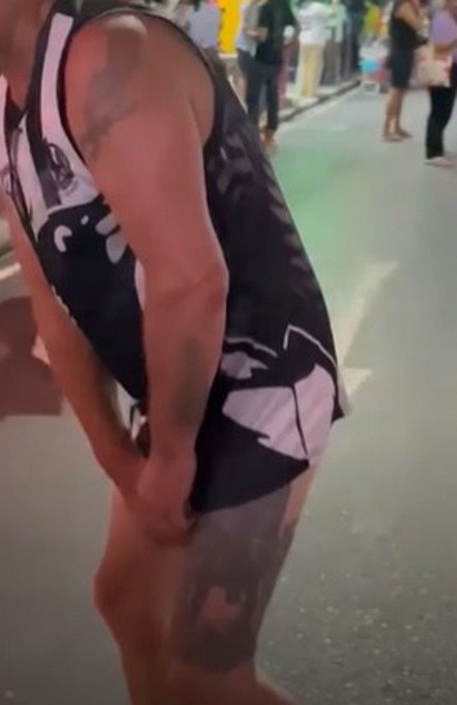 丢人！澳洲男子在知名景点当众做不雅动作，腿上还沾着大便！路人：生理不适 - 6