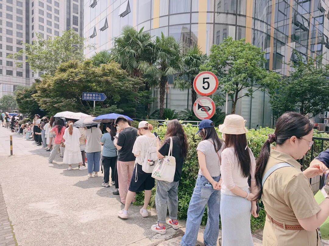 金价还在跌，有商家称“跌掉一辆迈巴赫”！有金店门口却排起百米长队，已全面售罄！（组图） - 4
