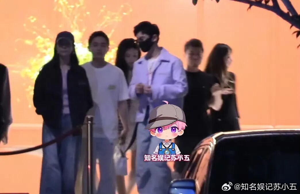 热搜!黄晓明深夜与长发美女同车转场KTV!女方身材高挑,颜值出众,撞脸前任! - 1