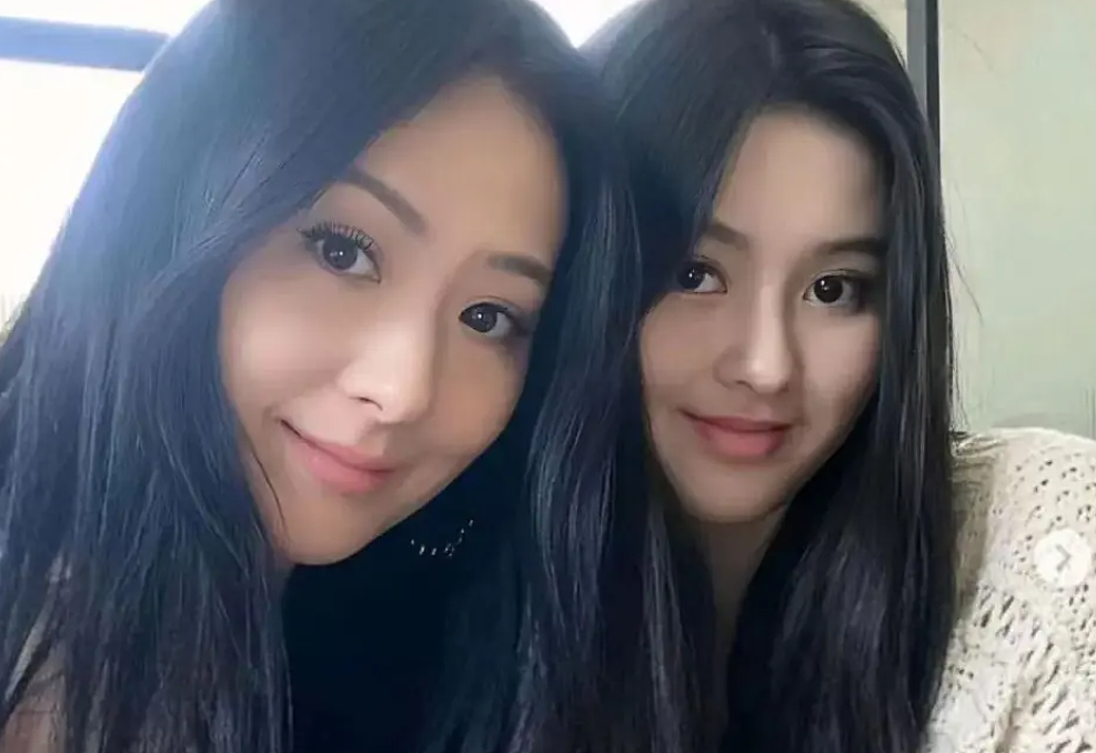 47岁“第一名媛”晋升“最辣外婆”！26岁女儿澳洲未婚生子，富二代生父甩锅失联（组图） - 4