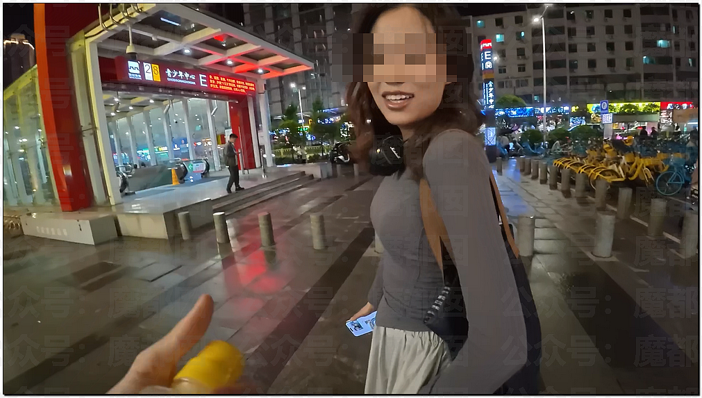 热议！西人网红来华，中国美女主动伴游，拉丝舌吻，开房视频曝光（视频/组图） - 11