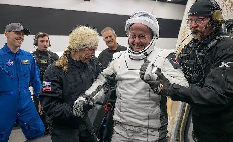 在太空漂着，忽然发现自己不会说话了！NASA：立刻终止，快回地球！（组图） - 1