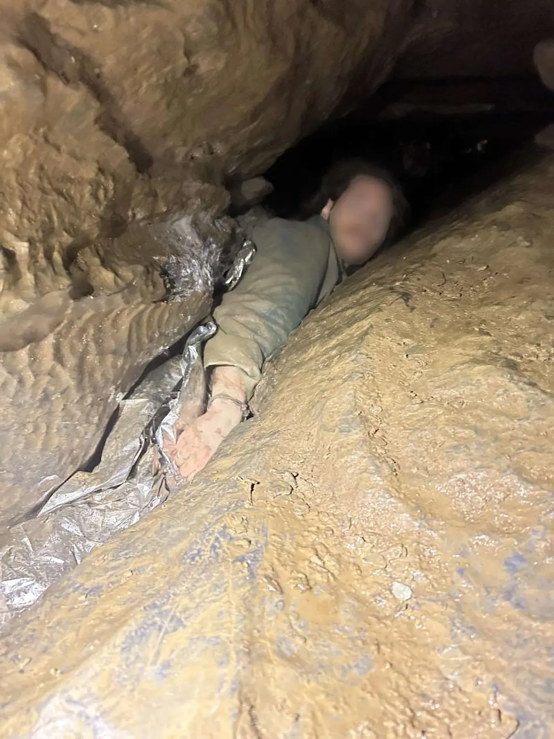 小哥洞穴探险不慎滑入巨石缝隙！上半身被“镶嵌”进去，现场超窒息（组图） - 11