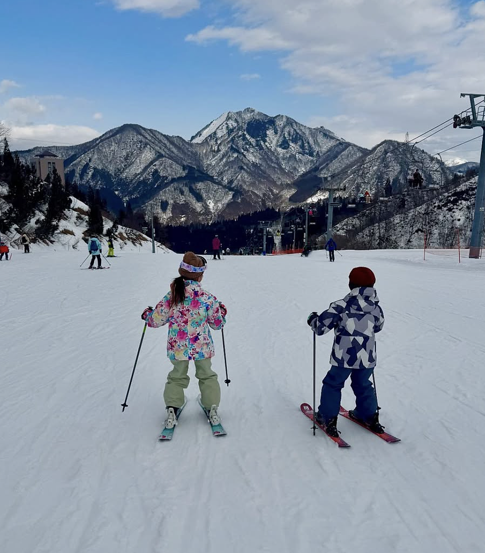 日本富豪淫趴现场曝光！年轻女子裸身“叠金字塔”，人设崩塌引网友嘲讽...（组图） - 3
