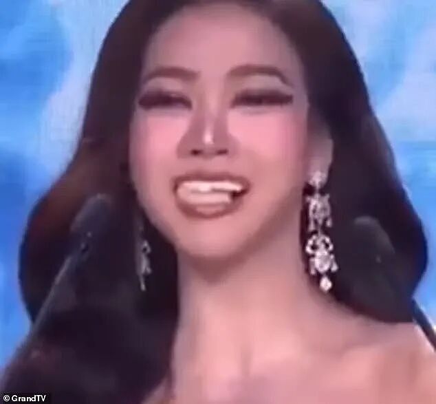 选美直播突发意外!18岁佳丽上台假牙脱落,神操作惊呆几十万观众 - 2