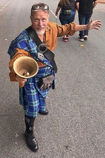 练成狮吼功的男人：澳洲 大爷一嗓子120分贝，赶上飞机起飞了...（组图） - 5