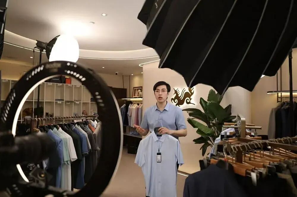 “裁缝股王”交棒49岁独女，百亿帝国将走向何方？ - 12