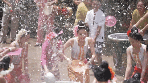 35度暴晒下万人街头上演“湿身诱惑”，东南亚人到底在狂欢什么？（组图） - 1