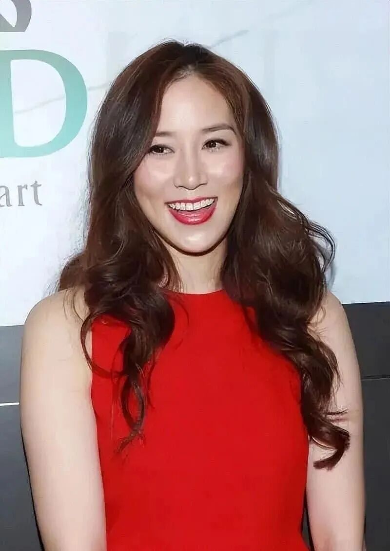 港圈震动！徐子淇神隐3年王者归来！9年生4胎站稳脚跟，从“千亿儿媳”到“豪门主母”，43岁的她，活成人生赢家！ - 22