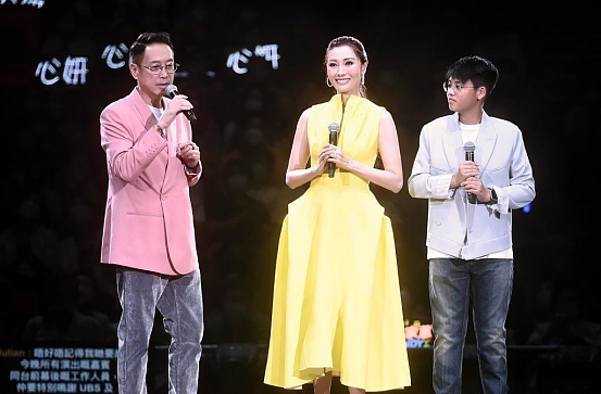 李嘉欣许晋亨牵手看演唱会，55岁李嘉欣被指“老态”，丈夫许晋亨一个动作却暴露真相（组图） - 5