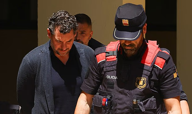意外变谋杀！全球知名亿万富豪登山坠崖身亡，两年后亲生儿子刚刚被捕 - 2