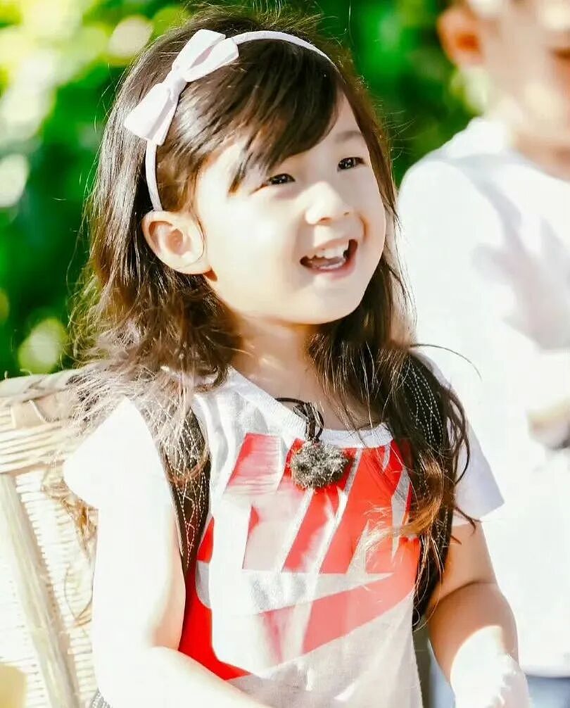 刘畊宏晒13岁女儿庆生照,坦言“小泡芙又长大一岁了,吃可爱长大的,别长太快喔!” - 3