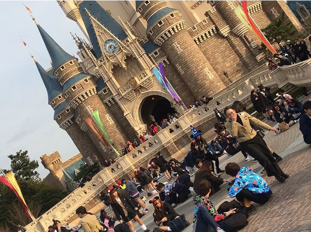 日本迪士尼变贫民窟！外国游客聚众随地大小坐、吃泡面，日网友：看长相就觉得恶心！（组图） - 19
