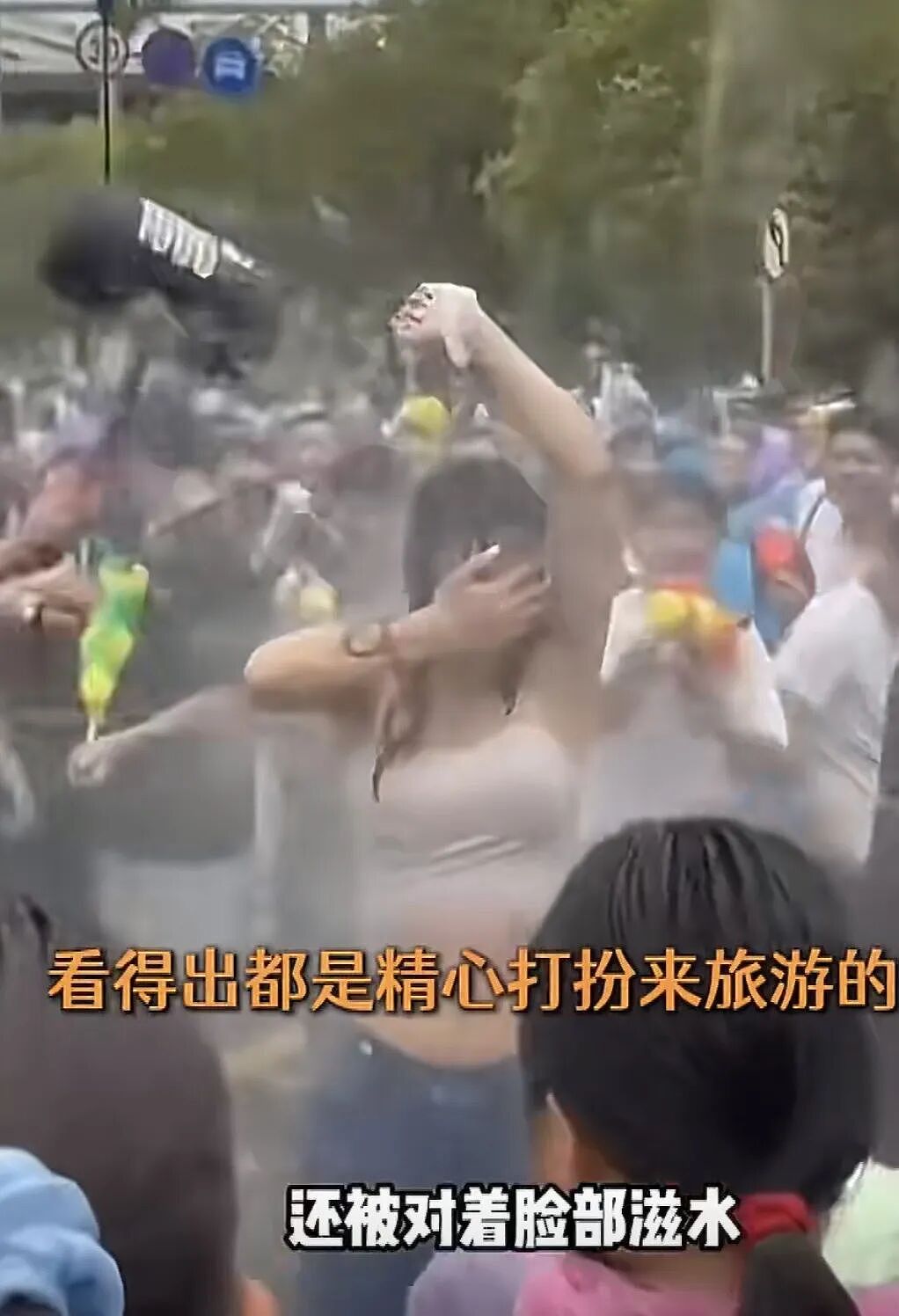 别拿泼水节当遮羞布了:拉车门、灌老人、滋女人,这叫过节?(组图) - 8