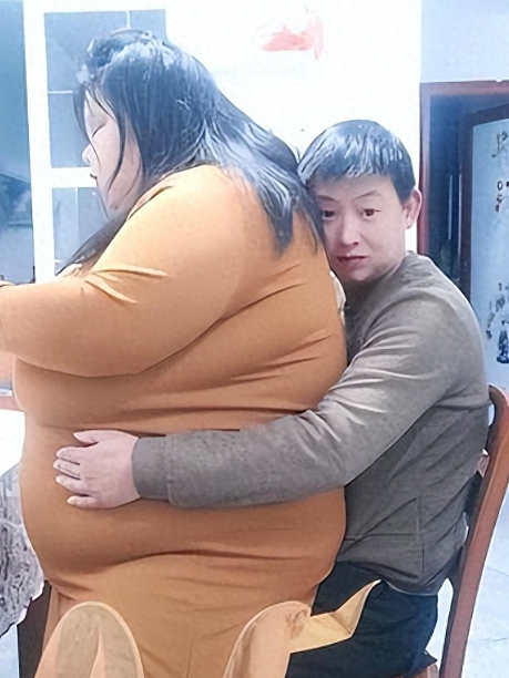 昔日“校花”被丈夫喂到330斤!睡塌三张床,流产两次,走路都困难!丈夫坦言:我就喜欢她这样! - 6
