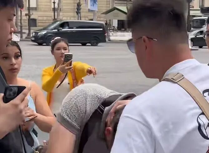 炸锅！中国游客国外因拍照大打出手！怒亮国旗反被骂 - 7