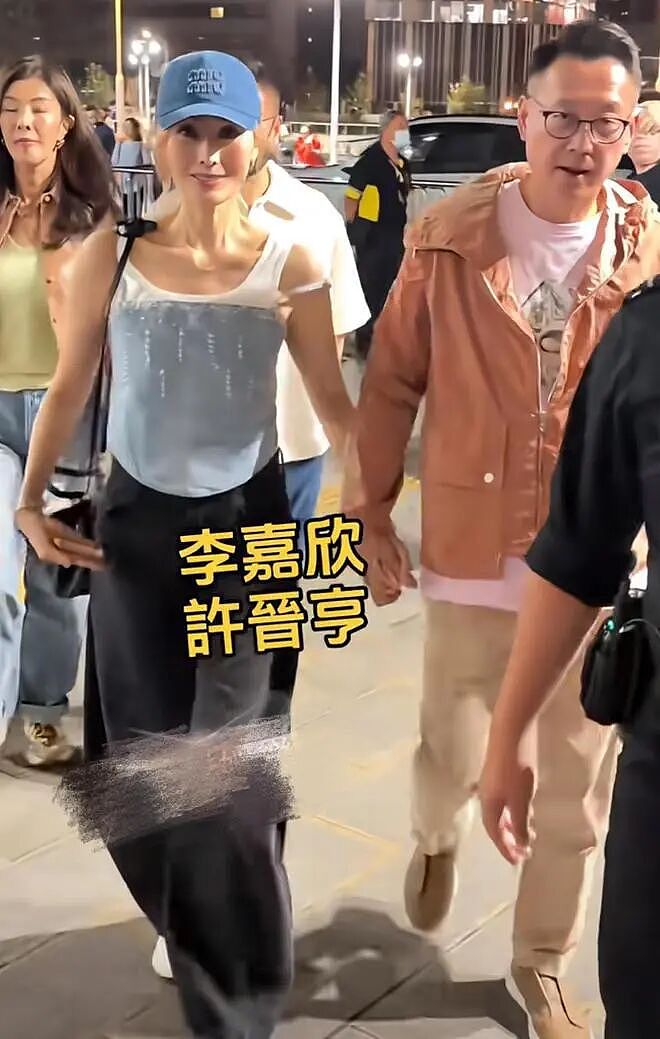 李嘉欣许晋亨牵手看演唱会，55岁李嘉欣被指“老态”，丈夫许晋亨一个动作却暴露真相（组图） - 2