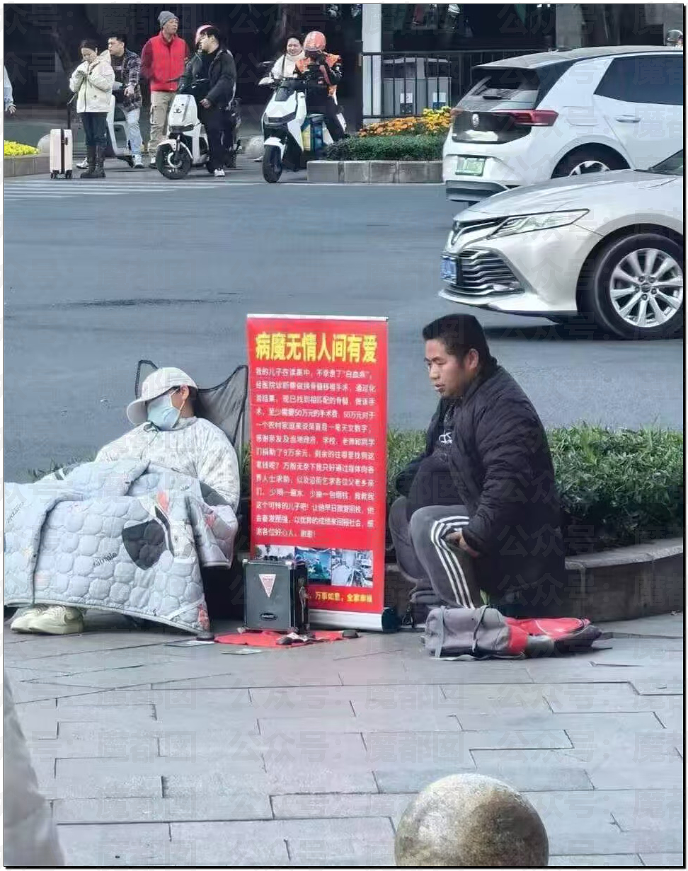 张凌赫粉丝活生生挤爆玻璃大门!多人流血受伤+摔倒在玻璃渣上(组图) - 33