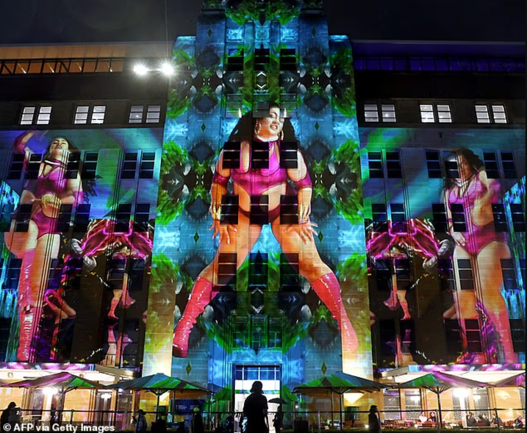 炸裂！Vivid Sydney遭批！大尺度巨型“性感热舞”投影惹怒家长！民众怒喷“低俗不堪”！官方解读引全网热议！此前无人机表演突发意外！ - 3