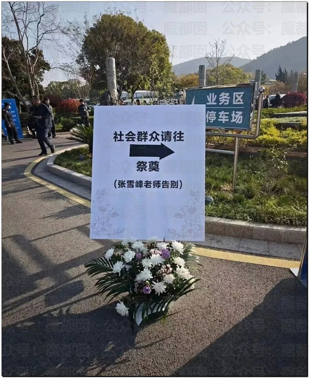 长街送别!数千人连夜赴苏州悼念张雪峰,寒门学子泪洒殡仪馆(组图) - 2